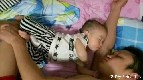 睡着|爸爸陪娃睡觉,醒后发现娃不见了,吓坏了赶紧找,结果自己都乐了