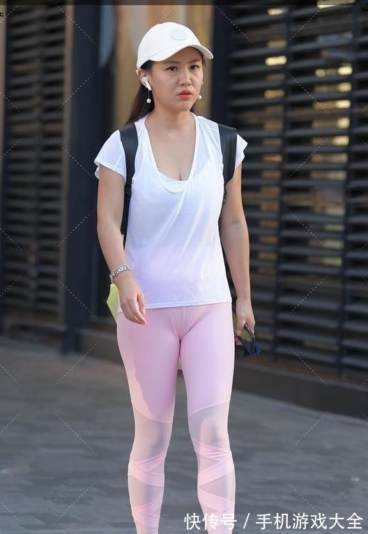 气质 美女粉红色健美裤搭上透气上衣,尽显小女人气质!