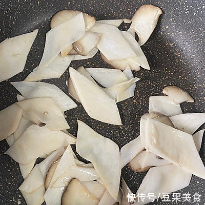 洋葱|想要滋补养颜补气血，一定要喝一碗牛肉杏鲍菇