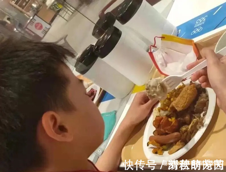 满满一大盘子肉！全红婵胃口大开吃得香，1周胖3斤让教练着急了