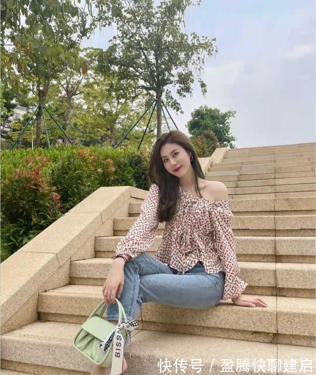 女生|女生牛仔裤搭配什么上衣好看