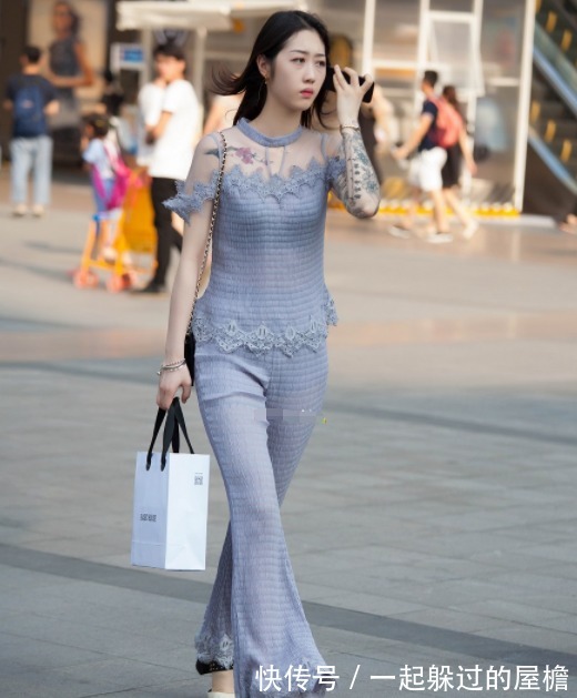 吊带|喇叭裤又立功了，美女巧搭吊带，美的货真价实