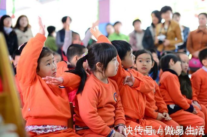 家长|3岁萌娃调皮爬暖气管,动作矫健迅速,网友:少侠你尿不湿要掉了