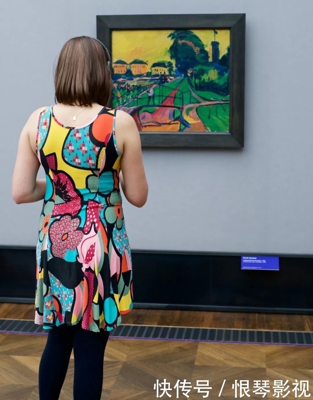 名画&他花2年时间,拍下1000个“撞衫”的人:撞衫不可怕,可怕的是……