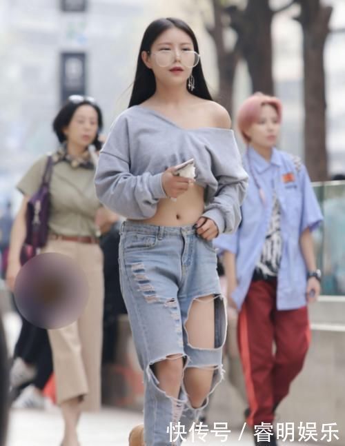 时尚性感美女,漏肩装惊艳四方,破洞牛仔裤也是大胆