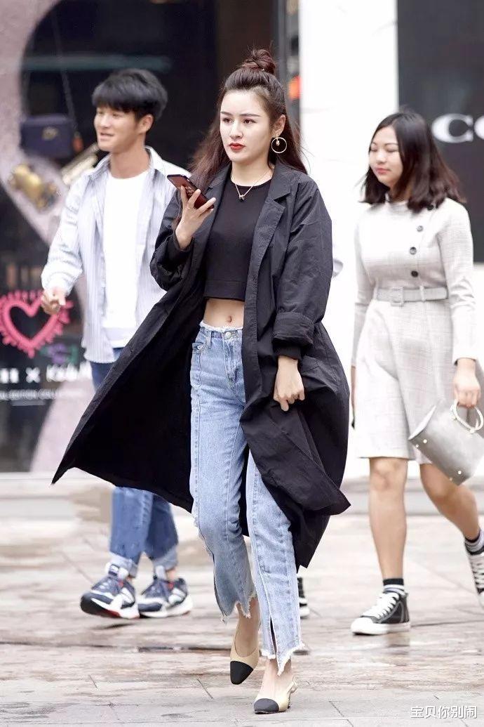 牛仔裤|微凉秋日的气质穿搭, 选一身潇洒的风衣外套, 搭配牛仔裤更有范儿