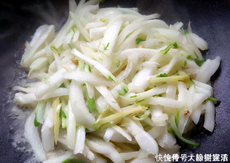 冬天干燥,白菜和鸡蛋是绝配,3块钱炒一盘,补水润燥还不上火