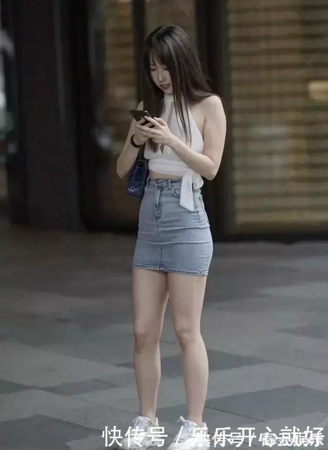 搭配 卡其色的修身连衣裙,搭配高跟鞋,穿上很有淑女有气质
