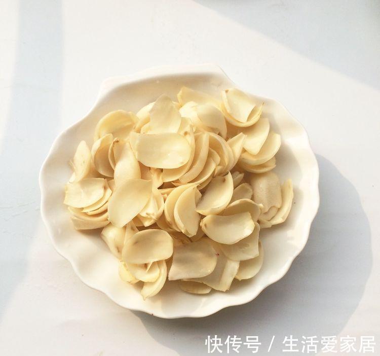 降秋燥，教你营养解馋的百合莲藕炒木耳，滋味鲜美又能润肺补水