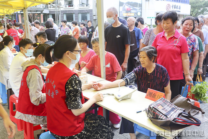 重阳节|县人民医院：情暖重阳节 义诊送健康