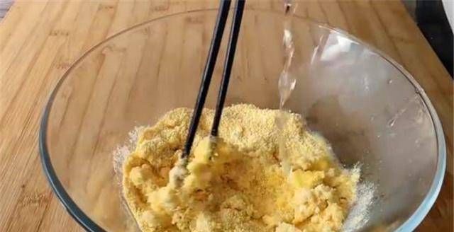 搅拌|玉米面是一种新的吃法。当你用开水搅拌筷子时,你将吃不到其中的三个
