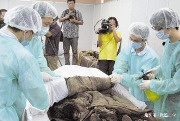 昏迷@女子因难产昏迷,被误认死了入棺下葬,200年后开棺棺中景象凄惨
