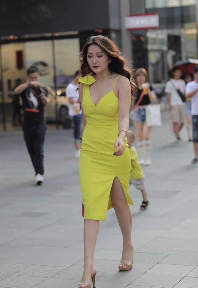 高跟鞋 黄色开叉裙减龄又能提亮肤色,更是让小姐姐展现时髦白领的气质