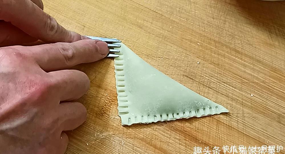 几张馄饨皮2根香蕉,做一盘“香蕉派”,成本也就几元钱,特划算