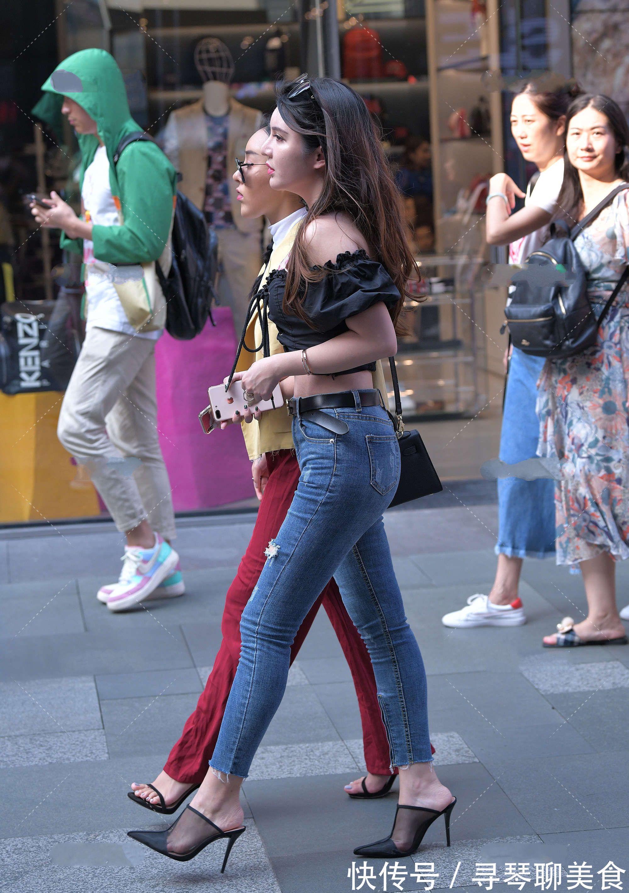 破洞牛仔裤 破洞牛仔裤,和平肩上衣的组合穿搭,很是简约又时尚