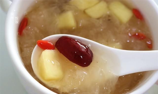 枸杞|秋冬交替，多做这汤给家人吃，清甜滋润皮肤好，增强体质身体棒
