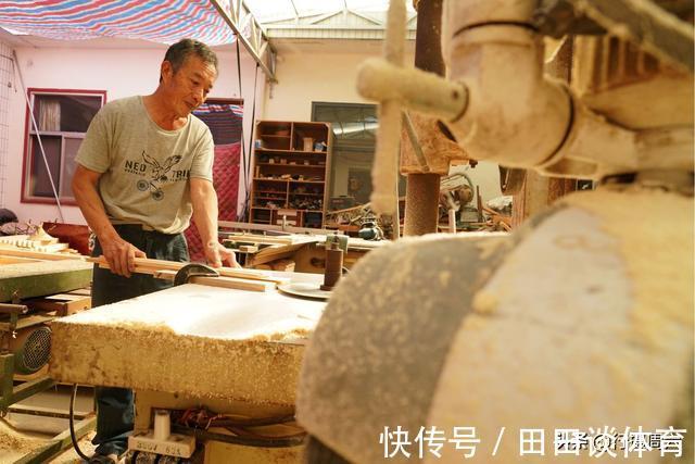 许大哥$农民大哥研发出鲁班凳,能坐能枕能玩1个卖2000元,是个啥样