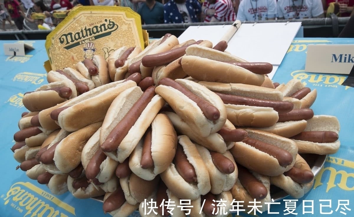 奇葩“吃香肠”比赛,10分钟内吃完74只热狗,各种表情太遭罪