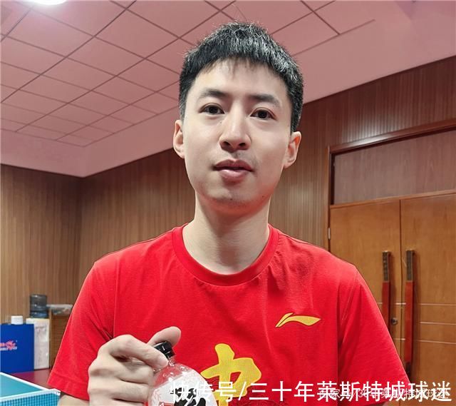 方博|方博退出国乒卖饮料，让师弟捧场购买，王楚钦尴尬:我在国外比赛