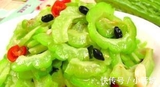 苦瓜|苦瓜不要直接炒,大厨教你一小技巧,炒出来的苦瓜不苦,更清脆!