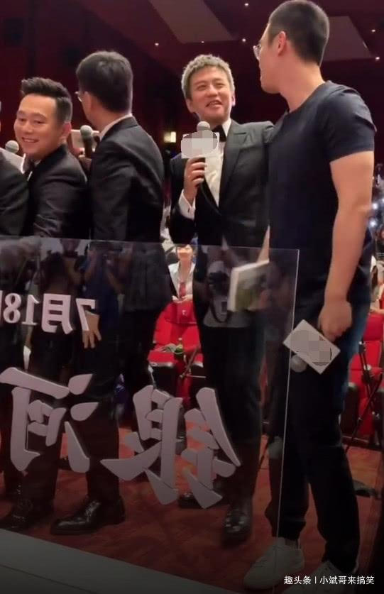 有一種跑男情叫鄧超朱亞文,活動現場兩人竊竊私語,成為全場焦點