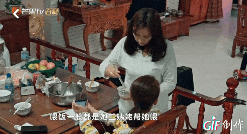 16岁不会穿衣，吃饭靠人喂，参加《变形计》后，她竟然变成了这样