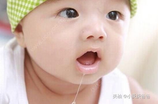 辅食|“馋猫宝宝”高铁上看到有人吃东西，流了爸爸一肩膀口水，太萌了