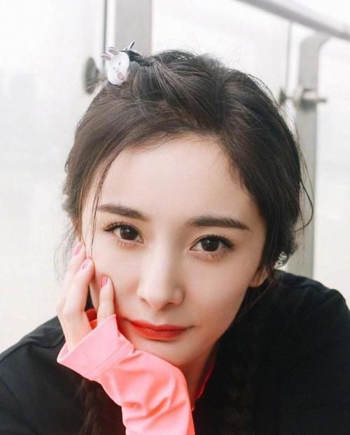 热巴|脸上有这3个“特征”的女生,别轻易留刘海!露五官更年轻又女神