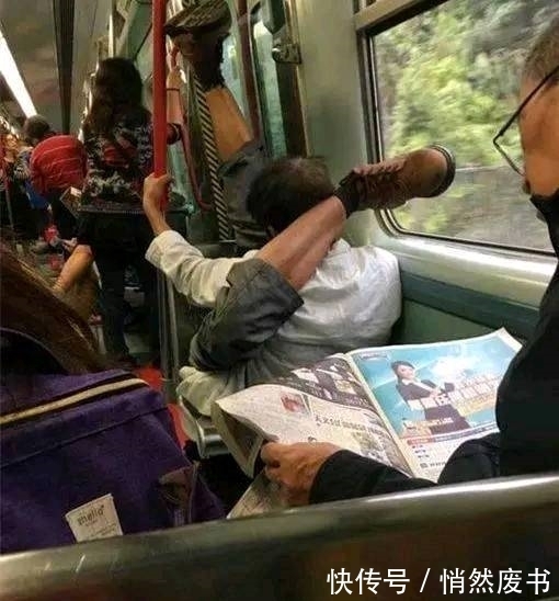 |搞笑图片幽默段子笑话:大爷你的身体柔韧性可真好啊,哈哈哈