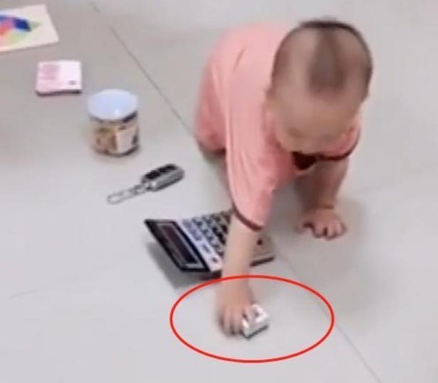 满月酒|宝宝抓周，径直抓住奶奶随手放下的“小东西”，全家笑容渐渐凝固