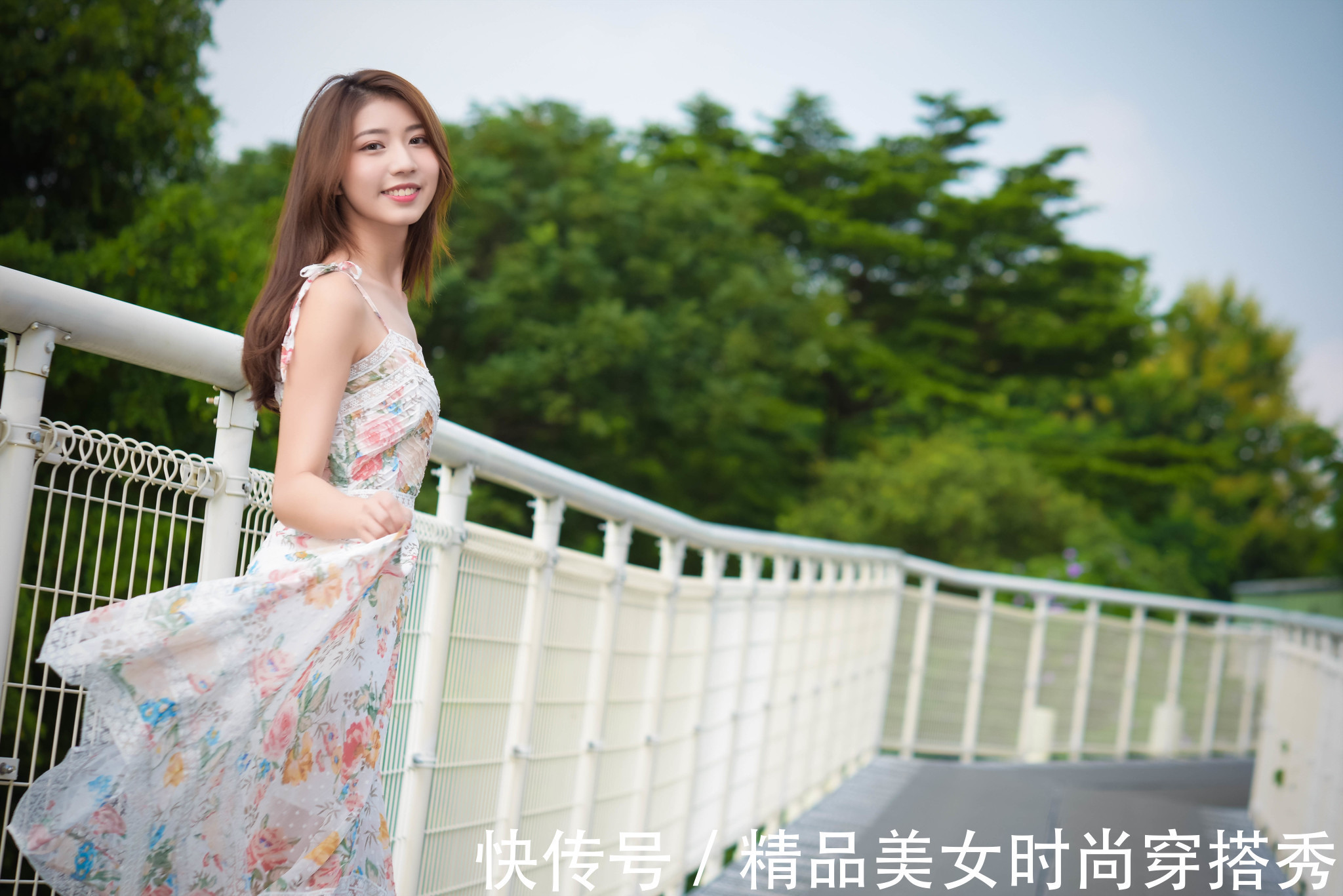 蕾丝|印花吊带裙搭配高跟鞋,清新淡雅又不失甜美