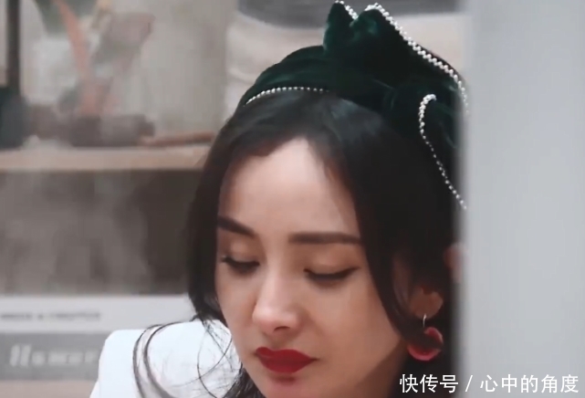 杨幂《密逃》疲态尽显,眼窝凹陷用遮瑕掩盖,3季状态对比很尴尬