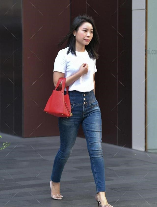 搭配 白t恤搭配牛仔裤,简洁大气,配上红色大手包,时尚大方!