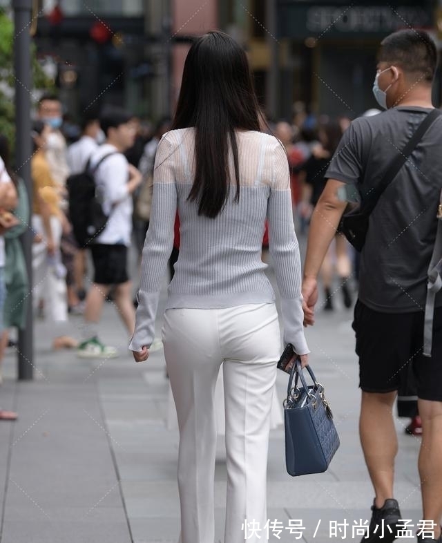 小姐姐 网纱拼接针织衫,搭配纯白喇叭裤,精致干练时尚霸气