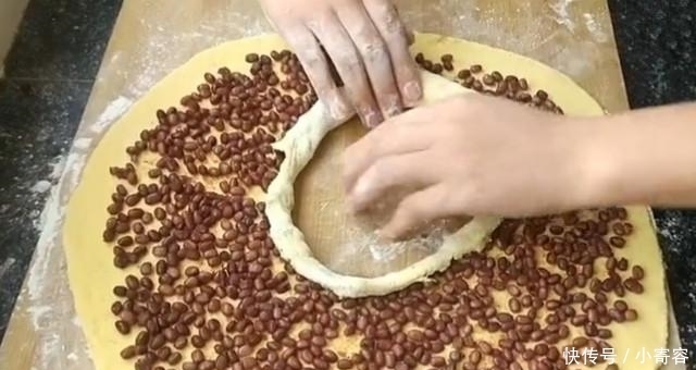  玉米面|玉米面最新做法，简单卷一卷，再上锅蒸一下，做好比面包还好吃！