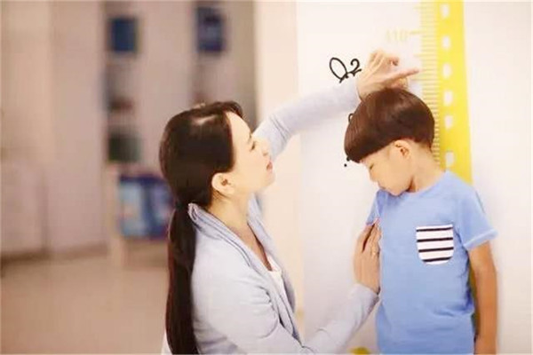 骨骼|孩子有下列毛病赶紧改,可能会使骨骺线提前闭合,影响娃身高发育