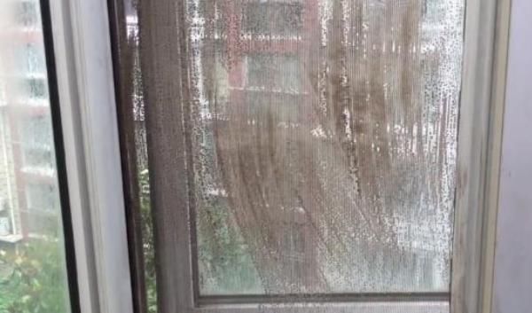 香烟|纱窗脏了根本不用拆下来洗，只需用一根香烟，纱窗立马干净如新