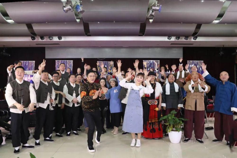 音乐会不按套路出牌:小毕哥现场吃起了大米饭,谢大脚跟着大爷学犁地!