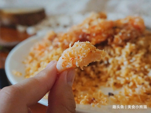 教你制作避风塘炒虾金黄澄亮，焦香酥脆，好吃到连壳都能嚼干净