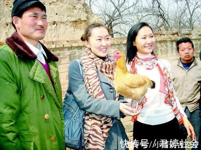 55岁于文华近况曝光太心酸午餐只吃馒头蘸酱,饭菜都要自己带