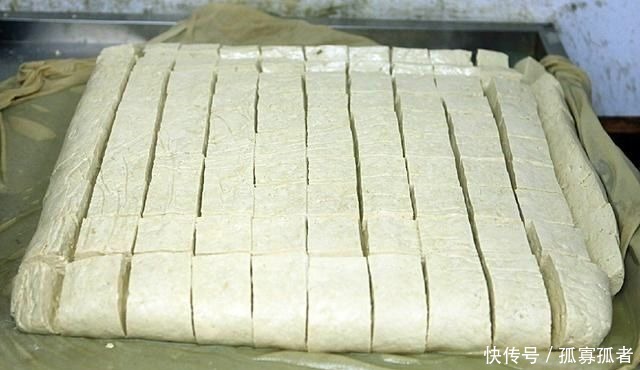 手感发黏|买豆腐时,碰到2种豆腐白送也别要,商贩我们家从来不吃