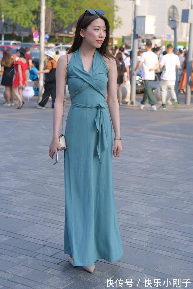 tips 蓝绿色连衣裙显瘦又高级,搭配尖头高跟鞋,气场十足