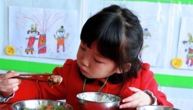 老师|挑食儿子上幼儿园,被夸吃得“又快又干净”,午餐照片让妈妈疑惑
