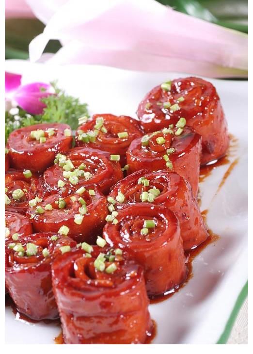 烧制成的糖醋蹄筋,不仅有黄亮鲜滑的观感,而且有筋韧软糯的口感