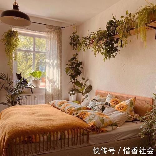 布置|德国夫妇的家，女主人把家布置复古又舒适，很有老电影里的味道！