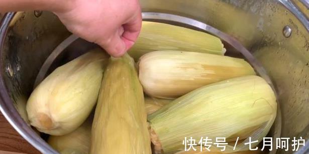 朋友们|刚知道,煮玉米不能只放清水!再加这2味,玉米软糯清甜,超好吃