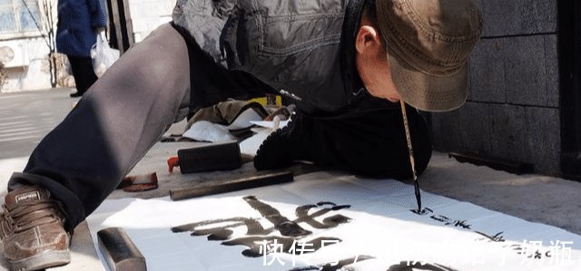 专家$为何街头写书法的人字很好看，却不能被当作书法家专家给出解释！