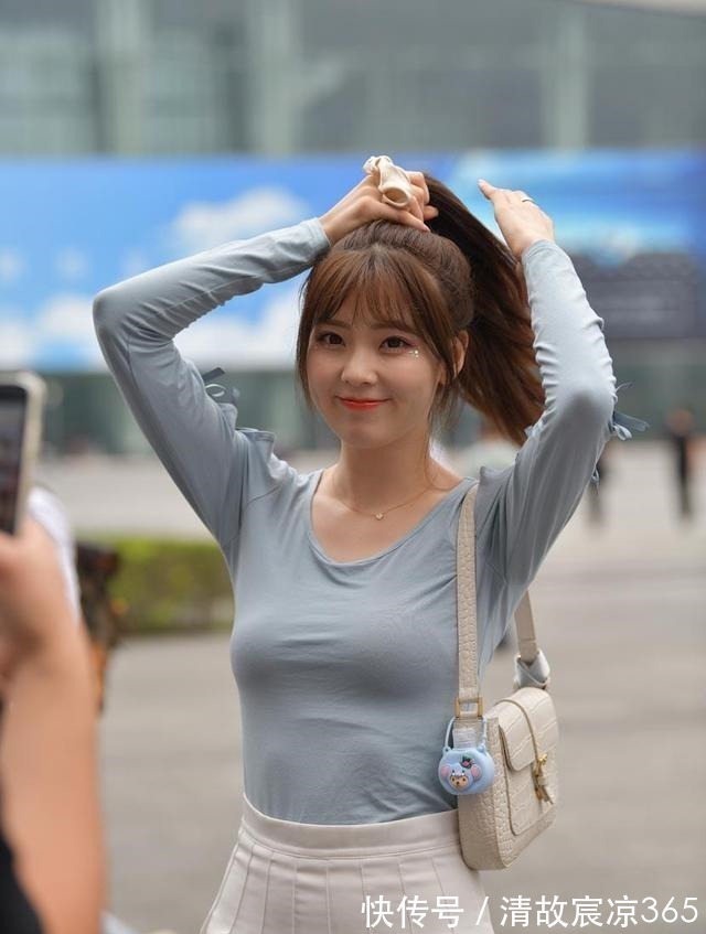 穿搭 清浅绒面长袖雪纺衫,搭配纯洁百褶裙,彰显清新甜美