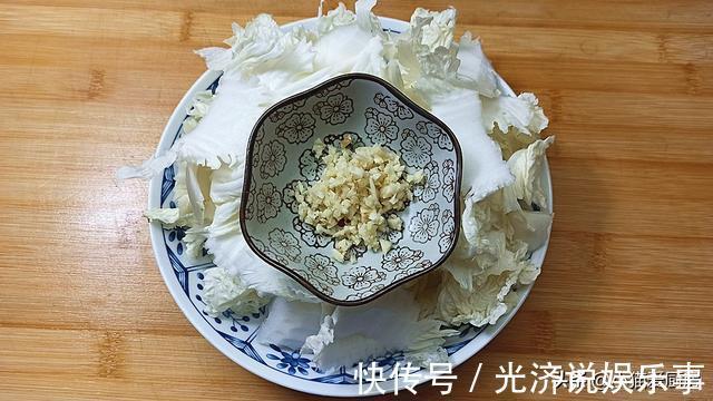 白菜|大白菜别再炖着吃,不用一滴水,加2西红柿,炒出来好吃特下饭