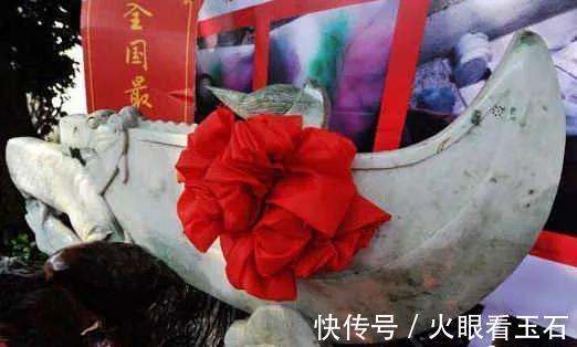 雕工&最大的翡翠宝刀,需要4个人协力才能抬动,但网友们:浪费雕工